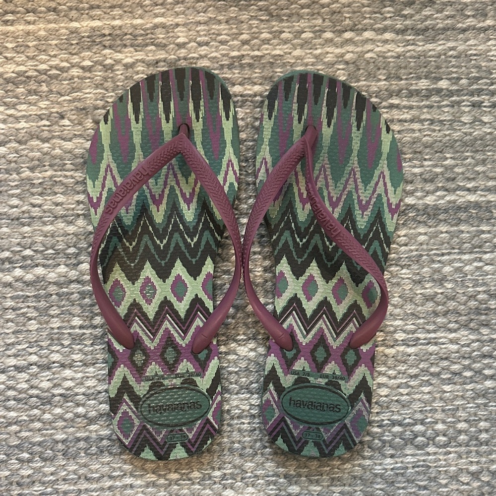 Havaianas Women's Sandals - Burgundy and Green Zigzag